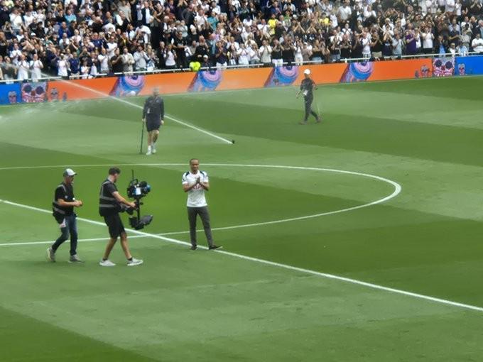 对阵伯恩茅斯的比赛开始前，西蒙斯首次在热刺主场亮相